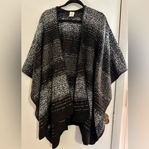 NWOT Woolrich Cozy Blanket Wrap. One Size. Doris Stripe. Black and white.